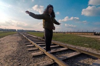 Muzeum Auschwitz kontra turyści - czy zdjęcia na torach to brak szacunku dla ofiar?
