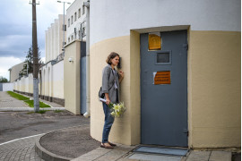 fot. Nadia Buzhan, Białoruś, "Waiting for Release at a Temporary Detention Center in Belarus", nominacja w kategorii Spot news - zdjęcie pojedyncze / World Press Photo 2021<br></br><br></br>Olga Sieviaryniec czeka na męża Pawła przed aresztem śledczym przy ulicy Akrestsin w Mińsku na Białorusi, 22 lipca 2021 r.<br></br><br></br>Paval Sieviaryniec przebywa w areszcie od 7 czerwca, a jego rodzina dowiedziała się, że ma zostać zwolniony. Olga czekała przed więzieniem przez dwie godziny, ale Paval nie wyszedł. Paval Sieviaryniec jest chadeckim politykiem i znanym działaczem politycznym. Jeden z założycieli Youth Front, ruchu młodzieżowego, wspierającego społeczeństwo obywatelskie w oparciu o zasady chrześcijańsko-demokratyczne i wolny rynek oraz edukację młodych ludzi w celu ożywienia białoruskiej kultury i języka narodowego.<br></br><br></br>Został aresztowany podczas zbierania podpisów popierających kandydatów, którzy wystąpili przeciwko prezydentowi Aleksandrowi Łukaszence ubiegającemu się o szóstą z rzędu kadencję. Łukaszenko sprawował władzę od 1994 roku. Nazwany przez media „ostatnim dyktatorem Europy”, często represjonował opozycję i nie stanął przed żadnym poważnym wyzwaniem w poprzednich pięciu wyborach. Amnesty International uważa Pavla Sieviarynca za więźnia sumienia. Na początku 2021 r. nadal przebywał w więzieniu, częściowo w izolatce i nie mógł spotkać się z prawnikiem. Odmówiono mu też dostępu do książek i telewizji oraz odebrano Biblię.