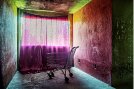 fot. Peter Bauza, "Copacabana Palace", 3. miejsce w kategorii Contemporary Issues / Stories.

Copacabana Palace to ironicznie przezwane osiedle domków szeregowych w Brazylii, które jest domem dla ponad 300 rodzin. Budowa rozpoczęta 30 lat temu nigdy nie dobiegła końca. Z powodu braku wody, elektryczności i kanalizacji wiele osób boryka się z problemami zdrowotnymi. Szacuje się, że w Brazylii mieszka około 1,8 miliona bezdomnych