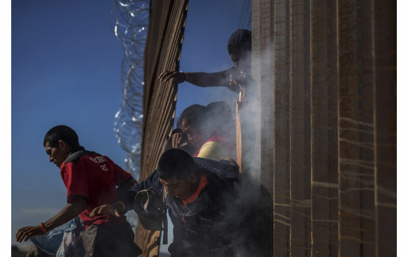 Nagroda Pulitzera 2019 w kategorii Breaking News Photography - redakcja fotograficzna Reuters | Ożywiona i zaskakująca wizualna narracja o potrzebie, desperacji i smutku migrantów podczas ich podróży do USA z Ameryki Środkowej i Południowej.