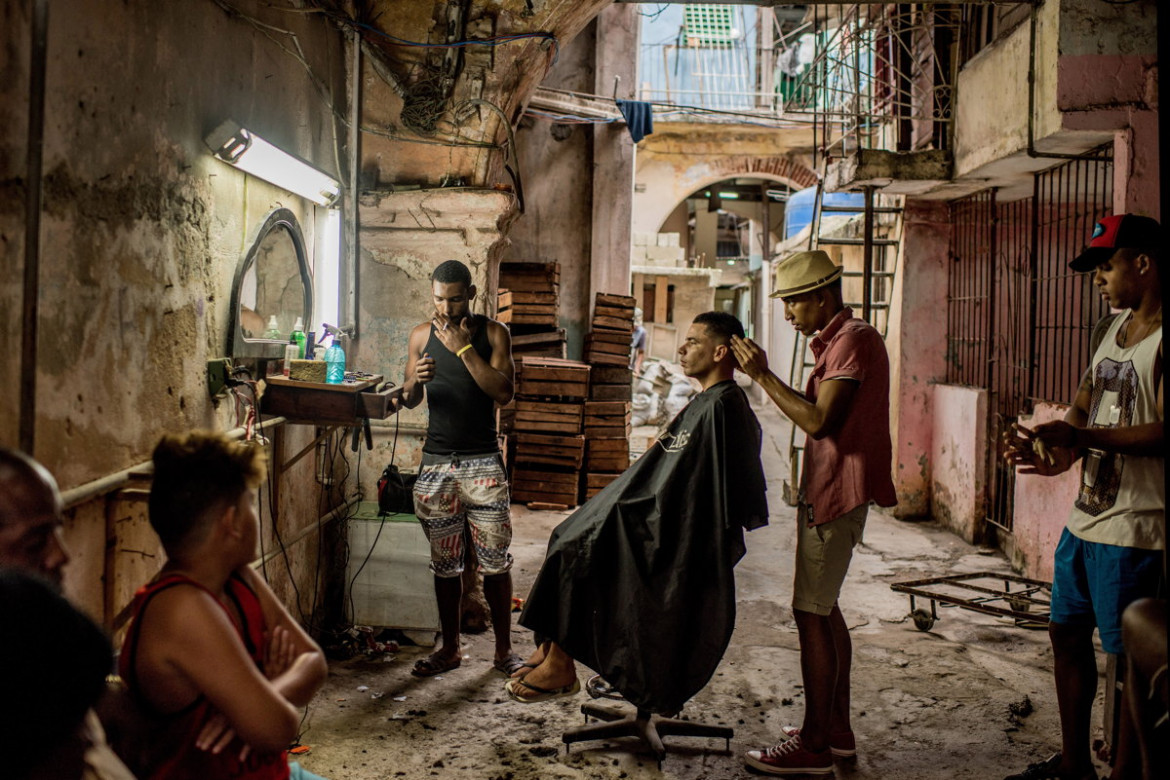 fot. Tomas Munita, "Cuba On The Edge of Change", 1. miejsce kategorii Daily Life / Stories.
W grudniu, po śmierci Fidela Castro, jego prochy zostały przetransportowane na wieś trasą dokładnie odwrotną do tej, jaką podążała prowadzona przez niego rewolucja w 1959 roku. Tysiące mieszkańców wyszło na ulice, by ostatni raz spojrzeć na dyktatora, który dla wielu jawił się niczym ojcieć.