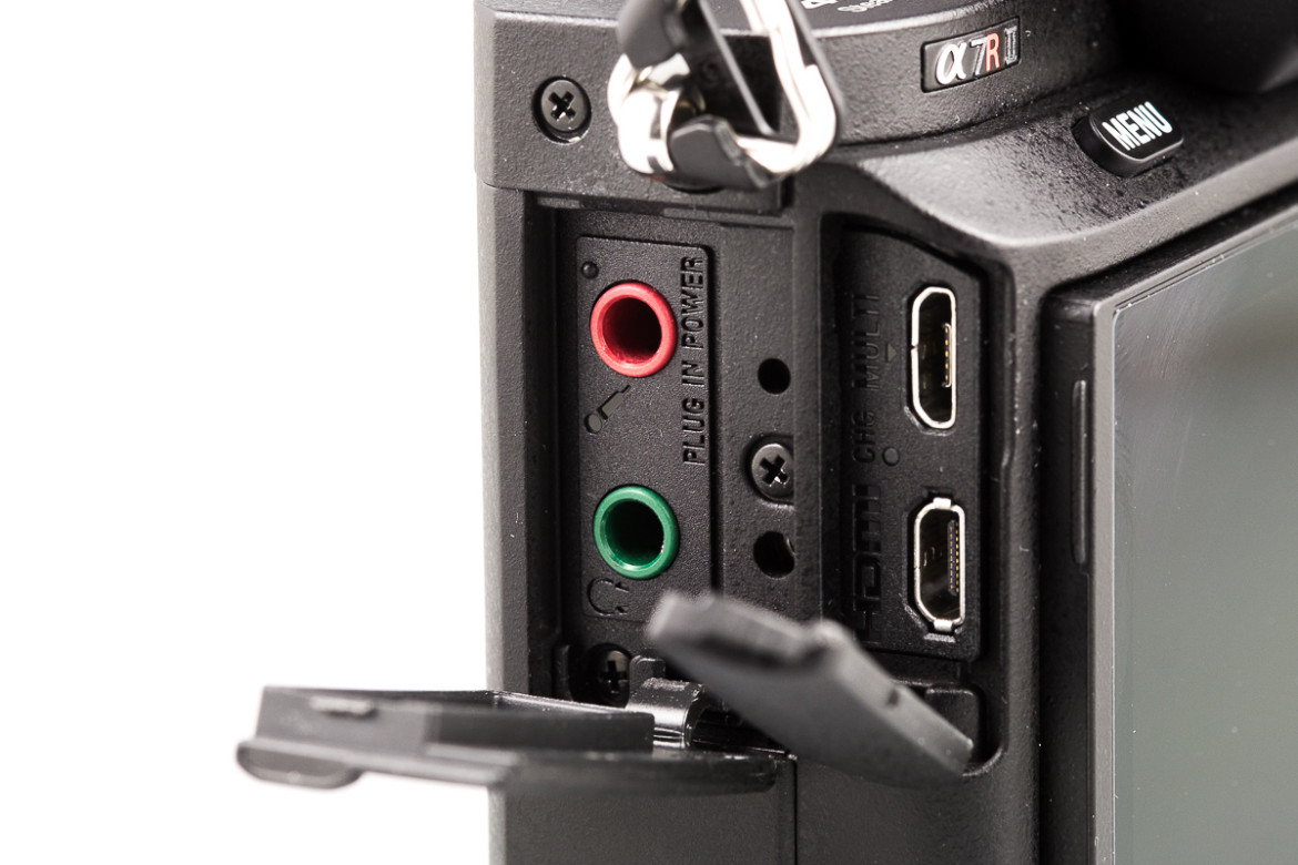 Sony A7R II - klapki skrywające wejścia na złącza