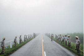 fot. Tomas Munita, "Cuba On The Edge of Change", 1. miejsce kategorii Daily Life / Stories.

W grudniu, po śmierci Fidela Castro, jego prochy zostały przetransportowane na wieś trasą dokładnie odwrotną do tej, jaką podążała prowadzona przez niego rewolucja w 1959 roku. Tysiące mieszkańców wyszło na ulice, by ostatni raz spojrzeć na dyktatora, który dla wielu jawił się niczym ojcieć.