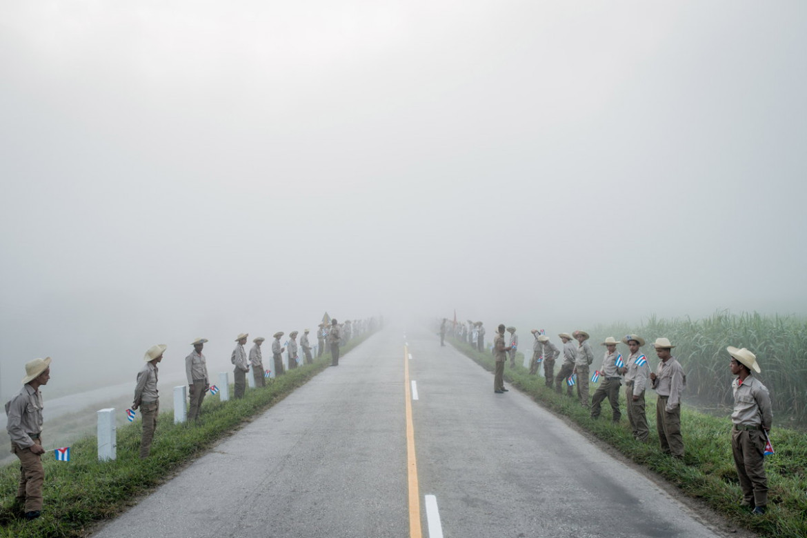 fot. Tomas Munita, "Cuba On The Edge of Change", 1. miejsce kategorii Daily Life / Stories.
W grudniu, po śmierci Fidela Castro, jego prochy zostały przetransportowane na wieś trasą dokładnie odwrotną do tej, jaką podążała prowadzona przez niego rewolucja w 1959 roku. Tysiące mieszkańców wyszło na ulice, by ostatni raz spojrzeć na dyktatora, który dla wielu jawił się niczym ojcieć.