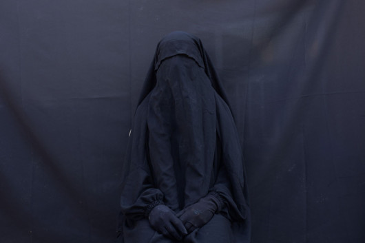 fot. Maya Alleruzzo, USA, Associated Press, z cyklu: Islamic State’s Yazidi Survivors, 2 miejsce w kategorii Contemporary issues - seria zdjęć / World Press Photo 2021

W sierpniu 2014 r. grupa znana jako Państwo Islamskie (Islamic State, IS) przypuściła atak na centrum społeczności Jazydów u podnóża góry Sinjar w północnym Iraku. IS uważa Jazydów za heretyków, a tym samym za ważny cel do eksterminacji, w ich wizji nowego kalifatu rządzonego przez prawo szariatu. Od 2014 r. do czasu, gdy siły amerykańskie i irackie zaczęły wyzwalać ten region w 2017 r., na terytorium kontrolowanym przez IS funkcjonowała gospodarka niewolnicza. W ostatnich latach w mediach pojawiły się doniesienia o kobietach i dzieciach rozdawanych jako prezenty i sprzedawanych w niewolę, za kwotę około 50 USD za kobietę i 35 USD za dziecko. W maju 2020 r. agencja Associated Press doniosła, że chociaż uwolniono około 3500 niewolników, z których większość została wykupiona przez rodziny, los około 2900 Jazydów pozostaje nieznany. Organizacja Narodów Zjednoczonych nazwała te ataki aktem ludobójstwa wobec grupy mniejszościowej. Niezależna Komisja ds. Międzynarodowej Sprawiedliwości i Odpowiedzialności (CIJA), która prowadzi śledztwo w sprawie IS w Iraku od 2015 r., zgromadziła obecnie znaczny materiał dowodowy i relacje świadków z pierwszej ręki w celu skonstruowania akt sprawy, które identyfikują członków IS jako odpowiedzialnych za okrucieństwa, w tym ludobójstwo i inne zbrodnie przeciwko ludzkości.