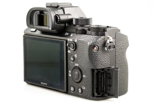 Sony A7R II - slot na kartę pamięci