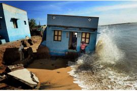 fot. SL Kumar Shanth, "Losing Ground to Manmade Disaster", Skutki podmywania linii brzegowej w Chennai, największej metropolii południowych Indii.