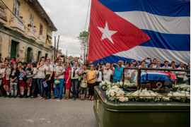 fot. Tomas Munita, "Cuba On The Edge of Change", 1. miejsce kategorii Daily Life / Stories.

W grudniu, po śmierci Fidela Castro, jego prochy zostały przetransportowane na wieś trasą dokładnie odwrotną do tej, jaką podążała prowadzona przez niego rewolucja w 1959 roku. Tysiące mieszkańców wyszło na ulice, by ostatni raz spojrzeć na dyktatora, który dla wielu jawił się niczym ojcieć.