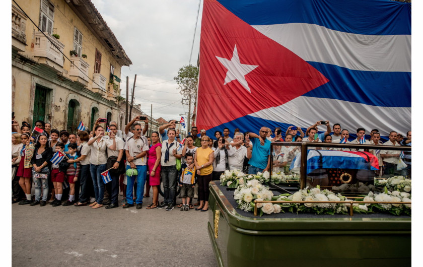 fot. Tomas Munita, Cuba On The Edge of Change, 1. miejsce kategorii Daily Life / Stories.

W grudniu, po śmierci Fidela Castro, jego prochy zostały przetransportowane na wieś trasą dokładnie odwrotną do tej, jaką podążała prowadzona przez niego rewolucja w 1959 roku. Tysiące mieszkańców wyszło na ulice, by ostatni raz spojrzeć na dyktatora, który dla wielu jawił się niczym ojcieć.