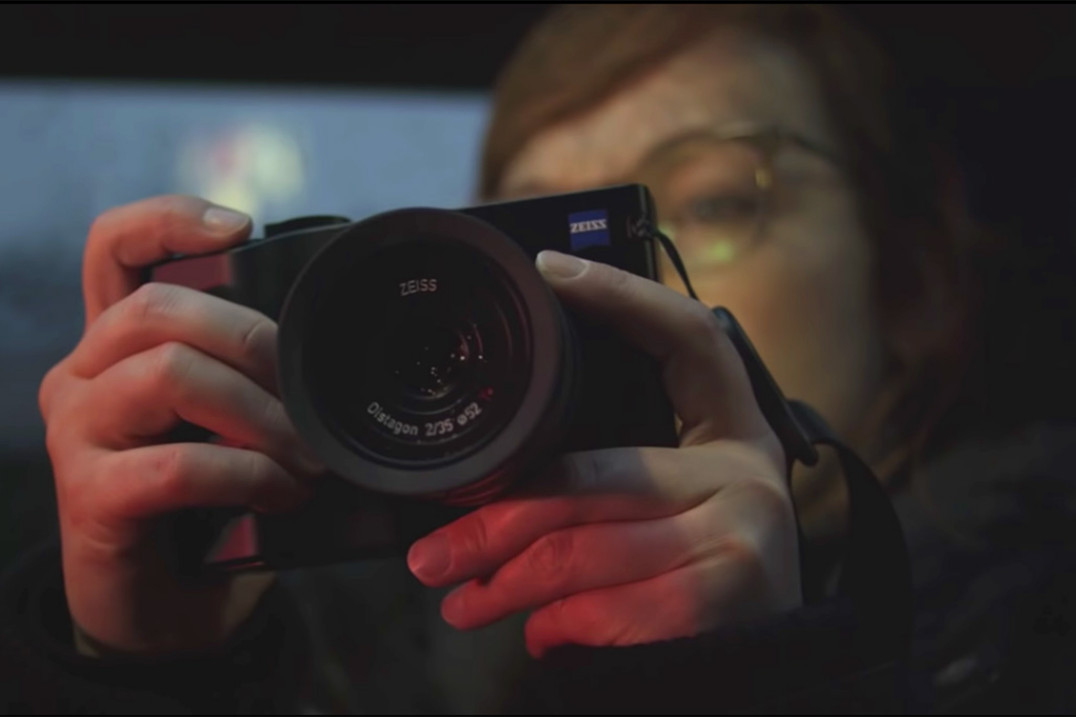 Zeiss ZX1 po dwóch latach od premiery trafia do sklepów. Jest droższy niż Leica