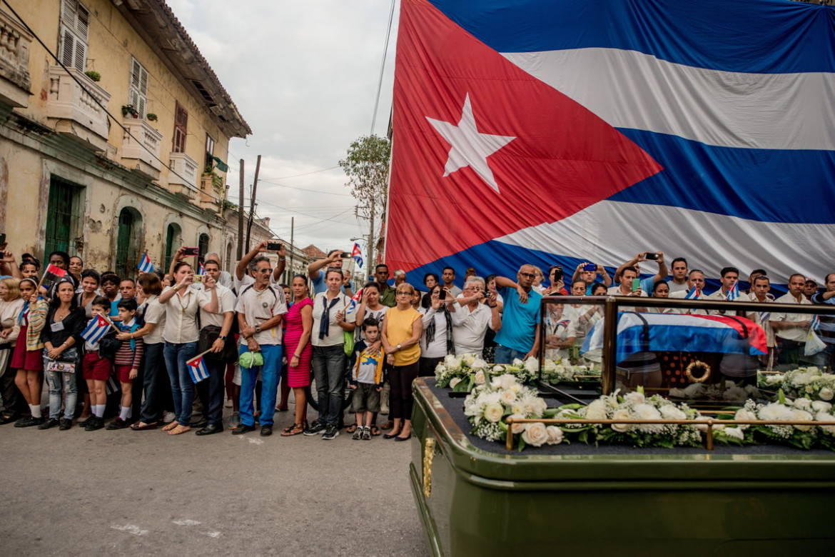 fot. Tomas Munita, "Cuba On The Edge of Change", 1. miejsce kategorii Daily Life / Stories.
W grudniu, po śmierci Fidela Castro, jego prochy zostały przetransportowane na wieś trasą dokładnie odwrotną do tej, jaką podążała prowadzona przez niego rewolucja w 1959 roku. Tysiące mieszkańców wyszło na ulice, by ostatni raz spojrzeć na dyktatora, który dla wielu jawił się niczym ojcieć.