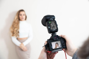 Zimowa obniżka cen! Mobilne lampy błyskowe GlareOne teraz w niższych cenach