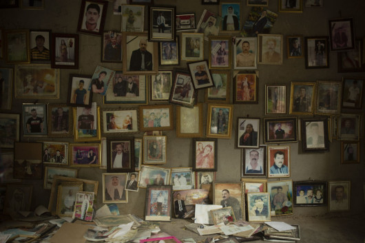 fot. Maya Alleruzzo, USA, Associated Press, z cyklu: Islamic State’s Yazidi Survivors, 2 miejsce w kategorii Contemporary issues - seria zdjęć / World Press Photo 2021

W sierpniu 2014 r. grupa znana jako Państwo Islamskie (Islamic State, IS) przypuściła atak na centrum społeczności Jazydów u podnóża góry Sinjar w północnym Iraku. IS uważa Jazydów za heretyków, a tym samym za ważny cel do eksterminacji, w ich wizji nowego kalifatu rządzonego przez prawo szariatu. Od 2014 r. do czasu, gdy siły amerykańskie i irackie zaczęły wyzwalać ten region w 2017 r., na terytorium kontrolowanym przez IS funkcjonowała gospodarka niewolnicza. W ostatnich latach w mediach pojawiły się doniesienia o kobietach i dzieciach rozdawanych jako prezenty i sprzedawanych w niewolę, za kwotę około 50 USD za kobietę i 35 USD za dziecko. W maju 2020 r. agencja Associated Press doniosła, że chociaż uwolniono około 3500 niewolników, z których większość została wykupiona przez rodziny, los około 2900 Jazydów pozostaje nieznany. Organizacja Narodów Zjednoczonych nazwała te ataki aktem ludobójstwa wobec grupy mniejszościowej. Niezależna Komisja ds. Międzynarodowej Sprawiedliwości i Odpowiedzialności (CIJA), która prowadzi śledztwo w sprawie IS w Iraku od 2015 r., zgromadziła obecnie znaczny materiał dowodowy i relacje świadków z pierwszej ręki w celu skonstruowania akt sprawy, które identyfikują członków IS jako odpowiedzialnych za okrucieństwa, w tym ludobójstwo i inne zbrodnie przeciwko ludzkości.