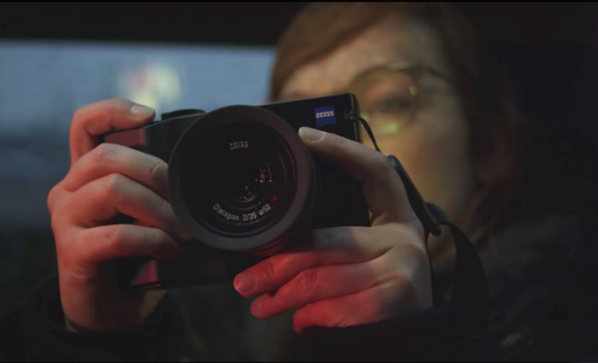 Zeiss ZX1 po dwóch latach od premiery trafia do sklepów. Jest droższy niż Leica