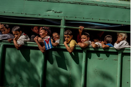 fot. Tomas Munita, "Cuba On The Edge of Change", 1. miejsce kategorii Daily Life / Stories.

W grudniu, po śmierci Fidela Castro, jego prochy zostały przetransportowane na wieś trasą dokładnie odwrotną do tej, jaką podążała prowadzona przez niego rewolucja w 1959 roku. Tysiące mieszkańców wyszło na ulice, by ostatni raz spojrzeć na dyktatora, który dla wielu jawił się niczym ojcieć.