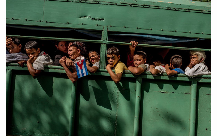 fot. Tomas Munita, Cuba On The Edge of Change, 1. miejsce kategorii Daily Life / Stories.

W grudniu, po śmierci Fidela Castro, jego prochy zostały przetransportowane na wieś trasą dokładnie odwrotną do tej, jaką podążała prowadzona przez niego rewolucja w 1959 roku. Tysiące mieszkańców wyszło na ulice, by ostatni raz spojrzeć na dyktatora, który dla wielu jawił się niczym ojcieć.