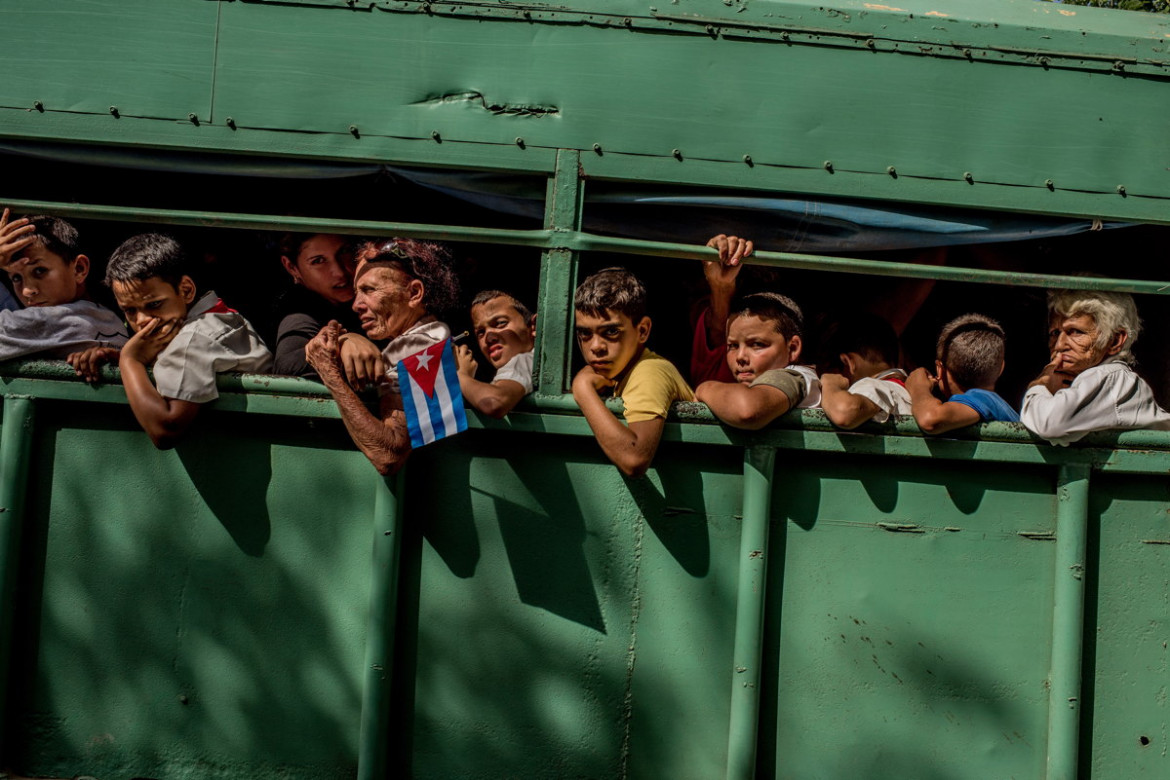 fot. Tomas Munita, "Cuba On The Edge of Change", 1. miejsce kategorii Daily Life / Stories.
W grudniu, po śmierci Fidela Castro, jego prochy zostały przetransportowane na wieś trasą dokładnie odwrotną do tej, jaką podążała prowadzona przez niego rewolucja w 1959 roku. Tysiące mieszkańców wyszło na ulice, by ostatni raz spojrzeć na dyktatora, który dla wielu jawił się niczym ojcieć.