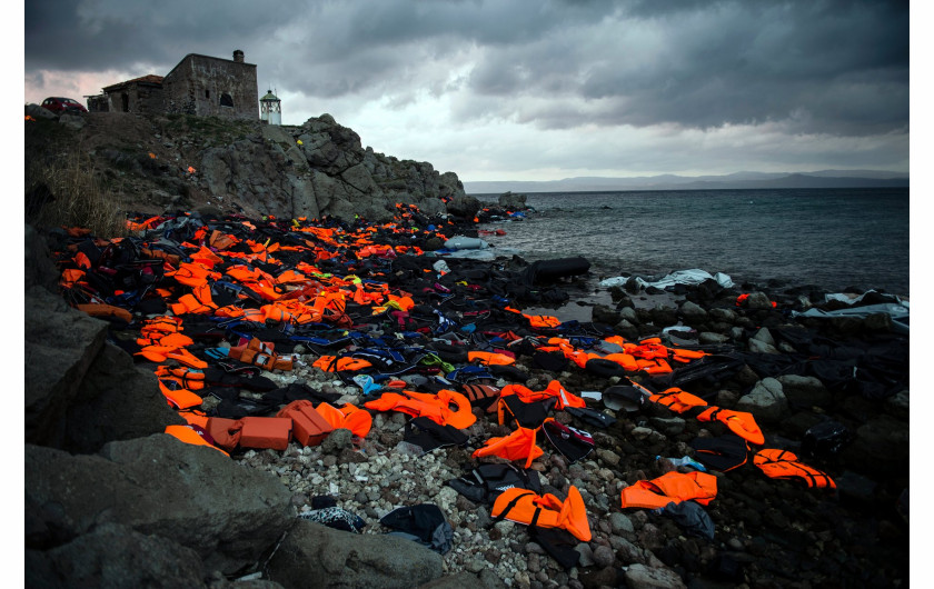 fot. Sandra Hoyn, Life Jackets on the Greek Island of Lesbos 1. nagroda w kategorii Changing Climate, Kamizelki ratunkowe porzucone przez migrantów przedostających się z Turcji do Grecji.