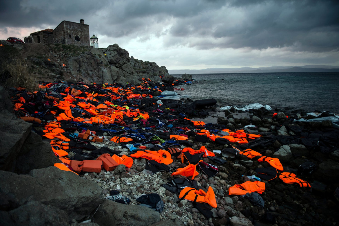 fot. Sandra Hoyn, "Life Jackets on the Greek Island of Lesbos" 1. nagroda w kategorii Changing Climate, Kamizelki ratunkowe porzucone przez migrantów przedostających się z Turcji do Grecji.
