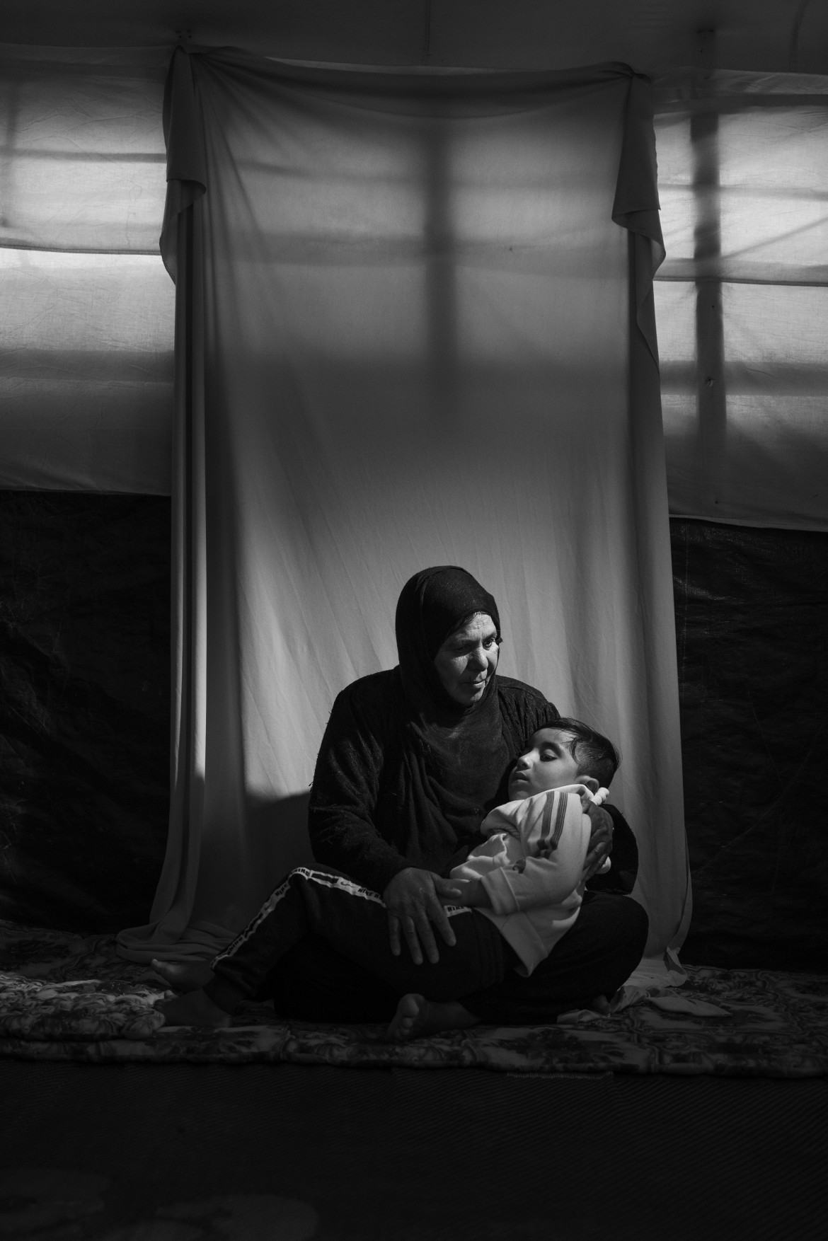 fot. Adam Ferguson / New York Times, z cyklu "The Haunted", 1. miejsce w kategorii Portrait<br></br><br></br>Po opuszczeniu przez IS Mosulu w północnym Iraku, tysiące byłych więźniów zostało wyzwolonych. Adam Ferguson wykonał portrety wysiedlonych jazydów i innych mniejszości, którzy ucierpieli z powodu łamania praw człowieka przez. Kiedy IS zajęło ziemie jazydzkie w północnym Iraku, bojownicy zamordowali około 5000 mężczyzn. Kobiety i dziewczęta zostały uprowadzone i zmuszone do niewolnictwa seksualnego, a chłopców zmuszono do szkolenia jako dzieci-żołnierzy. Przesiedlono około 500 000 jazydów. Wielu obecnie mieszka w obozach dla uchodźców w Irackim Kurdystanie i gubernatorstwie Niniwy w Iraku. Jan Kizilhan, psycholog pracujący w jednym z takich obozów, wskazuje na skutki poważnej traumy osobistej i kulturowej. Należą do nich poczucie bezradności i bezsilności, napięcie i różnorodne choroby fizyczne.