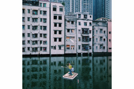 fot. Yuyang Liu, (finalista), Dwóch mężczyzn łowi ryby w sadzawce w centrum chińskiego miasta Guangzho. Typowy przykład postępującej urbanizacji Chin.