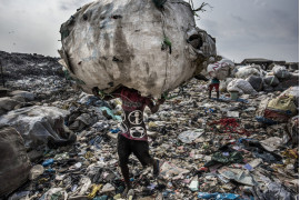 Kadir van Lohuizen (NOOR), III miejsce w kategorii Best Published Picture Story (Large Market) | Ludzie produkują więcej odpadów niż kiedykolwiek wcześniej. Różnice między systemami gospodarki odpadami udokumentowanymi w latach 2016 i 2017 w Dżakarcie, Tokio, Lagos, Nowym Jorku, São Paulo i Amsterdamie badają, w jaki sposób społeczeństwa zarządzają - lub niewłaściwie gospodarują - swoimi odpadami.