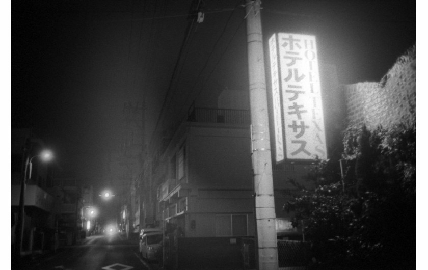 fot. Kosuke Okahara, z cyklu Blue Affair



Blue Affair to kontemplacyjny, eksperymentalny film dokumentalny oparty na doświadczeniach fotografa związanych z wizytą w Koza (oficjalnie Okinawa City) w Japonii oraz na tym, jak miejsca i ludzie powracają do niego w snach. Dokument oparty jest na tych snach i składa się z nieruchomych obrazów wykonanych przez Okaharę w ciągu trzech lat, a narrację do niego prowadzi fotograf. Film bada, w jaki sposób wspomnienia przenikają do snów, i zachęca nas o ponowne rozważenie relacji między snami a rzeczywistością.