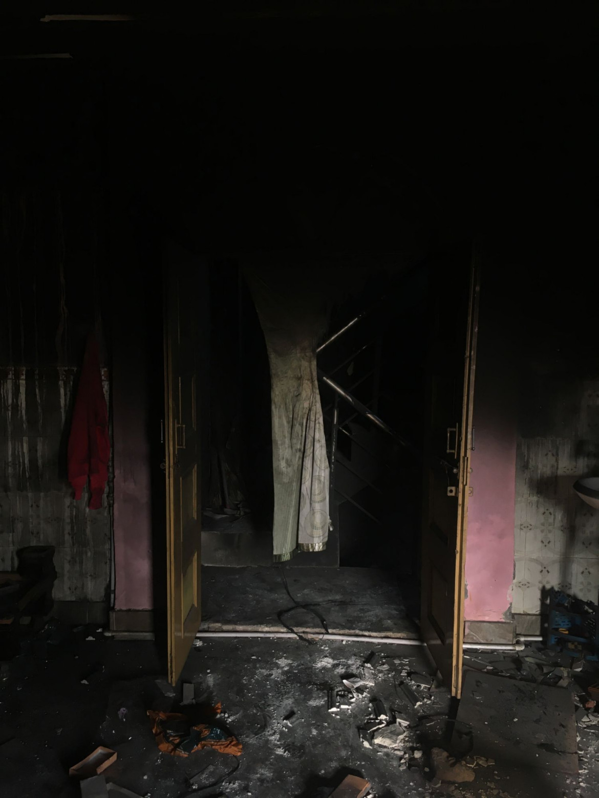 fot. Zishaan A Latif, Indie, z cyklu: "The Aftermath of the North East
Delhi Riots", nominacja w kategorii "Contemporary issues - seria zdjęć" / World Press Photo 2021<br></br><br></br>
Ten projekt przedstawia nieruchomości w dzielnicy Shiv Vihar w północno-wschodnim Delhi, w Indiach, 3 marca, kilka dni po zamieszkach na tle religijnym w dzielnicy. Indyjski Krajowy Rejestr Obywateli (NRC), rejestr zawierający nazwiska wszystkich "prawdziwych" obywateli Indii, został po raz pierwszy przygotowany w 1951 roku, aby poradzić sobie z kwestiami dotyczącymi nielegalnych migrantów w granicznym stanie Assam. W 2019 roku rządząca hinduistyczna nacjonalistyczna Bharatiya Janata Party (BJP) wniosła o rozszerzenie rejestru na całe Indie, a 12 grudnia 2019 roku parlament uchwalił w tym celu ustawę o zmianie obywatelstwa (Citizenship Amendment Act, CAA). Nowe prawo pozwoliło hindusom i innym nie-muzułmanom w Assamie, którzy nie byli w stanie udowodnić swojego statusu obywatelstwa, zostać włączonym do NRC, ale pozostawiło muzułmanów poza rejestrem. Wywołało to lokalne protesty, które rozprzestrzeniły się na cały kraj. Pod koniec lutego 2020 r. protesty przerodziły się w zamieszki w północno-wschodnich dzielnicach Delhi, co przyniosło najgorszą od dziesięcioleci przemoc na tle religijnym w stolicy Indii. Zginęły co najmniej 53 osoby, głównie muzułmanie, a mienie zostało zniszczone.
