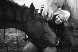 fot. Kinga Wnuk, Akademia Sztuki w Szczecinie<br></br><br></br>3 maja 2008 roku 17-letnia Sandra spadła z konia, doznając zwichnięć i złamań kręgów, co spowodowało przerwanie rdzenia kręgowego. Przeszła cztery operacje, a w jej kręgosłupie znajduje się 8 śrub, 2 druty i tytanowa płytka. Niedługo minie 13 lat odkąd jeździ na wózku inwalidzkim, który dla wielu byłby końcem rozwijania pasji. Jednak dziś Sandra jest posiadaczką brązowej odznaki jeździeckiej oraz powożeniowej, wykwalifikowaną instruktorką rekreacji ruchowej o specjalności jazda konna w stylu western, sędzią w dyscyplinie skoków przez przeszkody oraz właścicielką dwóch koni, w tym swojego marzenia z dzieciństwa - długowłosego konia andaluzyjskiego, sprowadzonego dla niej z Hiszpanii.