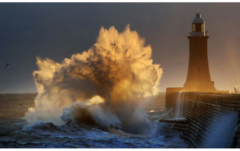 fot. Owen Humphreys, Exploding Wave, 2019 Weather Photographer of the Year