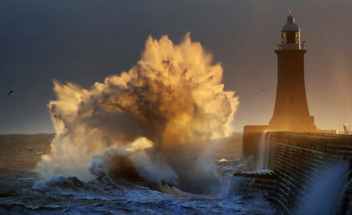 fot. Owen Humphreys, Exploding Wave, 2019 Weather Photographer of the Year