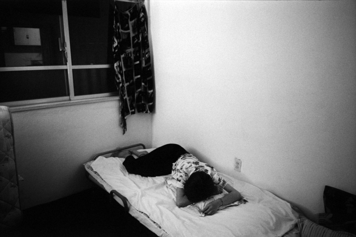 fot. Kosuke Okahara, z cyklu "Blue Affair"
<br><br>
Blue Affair to kontemplacyjny, eksperymentalny film dokumentalny oparty na doświadczeniach fotografa związanych z wizytą w Koza (oficjalnie Okinawa City) w Japonii oraz na tym, jak miejsca i ludzie powracają do niego w snach. Dokument oparty jest na tych snach i składa się z nieruchomych obrazów wykonanych przez Okaharę w ciągu trzech lat, a narrację do niego prowadzi fotograf. Film bada, w jaki sposób wspomnienia przenikają do snów, i zachęca nas o ponowne rozważenie relacji między snami a rzeczywistością.