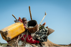 fot. Jonathan Fontaine (finalista), Przeprowadzka etiopskiej rodziny w poszukiwaniu wody. Etiopa przeżywa największą od 50 lat suszę. Stracono niemal 75% procent upraw, a 15 mln obywateli potrzebuje pomocy humanitarnej.