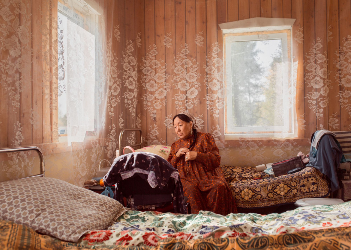 fot. Alexey Vasilyev, Rosja, z cyklu: "Sakhawood", nominacja w kategorii "Contemporary issues - seria zdjęć" / World Press Photo 2021<br></br><br></br>
Mieszkańcy Jakucji, obecnie Republiki Sacha położonej na dalekim północnym wschodzie Federacji Rosyjskiej, żyją na odludziu, gdzie panują ekstremalne warunki pogodowe: w zimie temperatura może spaść nawet do -50°C. Chociaż Sacha, znana również jako Jakucja, rozciąga się na ponad trzech milionach kilometrów kwadratowych, jej populacja liczy zaledwie 950 tysięcy osób, z czego około 50 procent stanowią etniczni Sachowie (lub Jakuci). Sztuka stała się sposobem na pokazanie i zachowanie kultury, tradycji i historii Sachów. Od lat 90. ubiegłego wieku kino przeżywa tam rozkwit. Rocznie kręconych jest około siedmiu do dziesięciu filmów fabularnych przez lokalny przemysł filmowy, nazywany żartobliwie "Sachawood". Gatunki filmów są bardzo zróżnicowane - od komedii romantycznych i kryminałów po bajki i lokalne legendy. Większość filmów kręcona jest w języku jakuckim, z napisami w języku rosyjskim. Budżet produkcji waha się od 12 000 do 120 000 USD. Wielu aktorów nie ma profesjonalnego wykształcenia, choć niektórzy pracowali w teatrze, a reżyserzy i kamerzyści często uczęszczają do szkół filmowych w Moskwie lub innych miastach. Filmy cieszą się ogromną popularnością w kraju, ale odniosły też szerszy sukces. W ostatnich latach były pokazywane na festiwalach filmowych m.in. w Finlandii i Korei Południowej, zdobywając liczne nagrody.