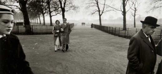 Cienie we mgle - klimatyczny Londyn XX wieku oczami Sergio Larraina [RECENZJA]