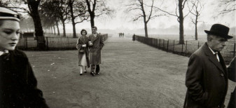Cienie we mgle - klimatyczny Londyn XX wieku oczami Sergio Larraina [RECENZJA]