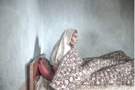 Wei Tan (SONZON PHOTO), I miejsce w kategorii "Portrait Series" | Przemoc w konfliktach zbrojnych w Kaszmirze doprowadziła do powstania kategorii kobiet znanych jako "pół-wdowy". Są to kobiety, których mężowie "zniknęli" podczas trwającego od dziesięcioleci konfliktu lub którzy zaginęli i często są uznawani za zmarłych. pół-wdowy żyją w stanie zawieszenia, oscylując pomiędzy żalem i nadzieją.