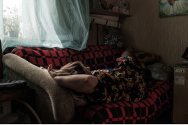 fot. Tatsiana Tkachova, z cyklu "Between Right and Shame", 2. miejsce w kategorii Portrait<br></br><br></br>Białoruskie przepisy dotyczące aborcji zezwalają na wykonanie zabiegu do dwunastego tygodnia ciąży, a w niektórych okolicznościach medycznych lub społecznych do 28. Co czyni je jednym z najbardziej liberalnych pod tym względem krajów w Europie. Niemniej jednak aborcja jest wciąż tematem tabu dla wielu kobiet i wiele osób niechętnie przyznaje się do wykonania zanbiegu. Kampanie „Tydzień aborcji” odbywają się co roku, a decyzji o ich wykonaniu może towarzyszyć wstyd. W tym projekcie białoruskie kobiety, które rozważały aborcję, opowiadają swoje historie. Dzielą się swoimi obawami - od skażenia po katastrofie nuklearnej w Czarnobylu, po lęk przed ubóstwem i bycie samotna matką.