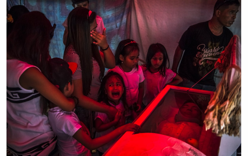 fot. Daniel Berehulak, They Are Slaughtering Us Like Animals, 1. miejsce w kategorii General News / Stories.

Prezydent Filipin Rodrigo Duterte po objęciu panowania 30 czerwca 2016 roku rozpoczął bezprecedensową walkę z handlem narkotykami. Z rąk policji zginęło ponad 2 tys. osób. Oprócz tego, w kraju zanotowano ponad 3500 nierozwikłanych morderstw.