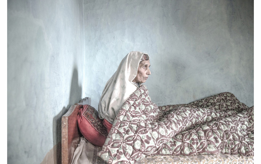 Wei Tan (SONZON PHOTO), I miejsce w kategorii Portrait Series | Przemoc w konfliktach zbrojnych w Kaszmirze doprowadziła do powstania kategorii kobiet znanych jako pół-wdowy. Są to kobiety, których mężowie zniknęli podczas trwającego od dziesięcioleci konfliktu lub którzy zaginęli i często są uznawani za zmarłych. pół-wdowy żyją w stanie zawieszenia, oscylując pomiędzy żalem i nadzieją.