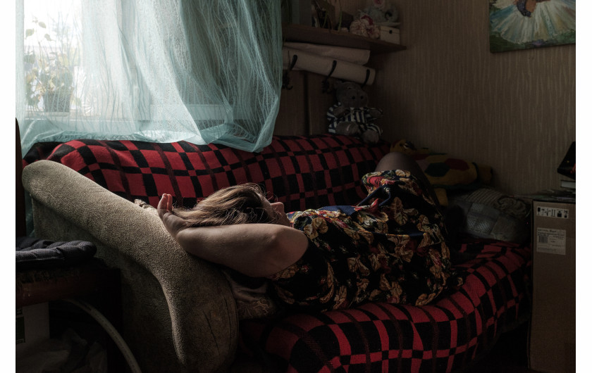 fot. Tatsiana Tkachova, z cyklu Between Right and Shame, 2. miejsce w kategorii PortraitBiałoruskie przepisy dotyczące aborcji zezwalają na wykonanie zabiegu do dwunastego tygodnia ciąży, a w niektórych okolicznościach medycznych lub społecznych do 28. Co czyni je jednym z najbardziej liberalnych pod tym względem krajów w Europie. Niemniej jednak aborcja jest wciąż tematem tabu dla wielu kobiet i wiele osób niechętnie przyznaje się do wykonania zanbiegu. Kampanie „Tydzień aborcji” odbywają się co roku, a decyzji o ich wykonaniu może towarzyszyć wstyd. W tym projekcie białoruskie kobiety, które rozważały aborcję, opowiadają swoje historie. Dzielą się swoimi obawami - od skażenia po katastrofie nuklearnej w Czarnobylu, po lęk przed ubóstwem i bycie samotna matką.
