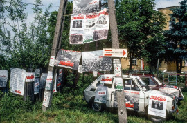 Podwarszawska wieś, dzień wyborów 4 czerwca 1989 r. Plakatami Komitetu Obywatelskiego 'Solidarności' oklejone są słup, parkany i fiaty 126p nazywane maluchami