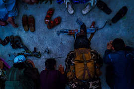 fot. Marcus Yam / LA Times, Bojownicy talibów modlą się obok młodych Afgańczyków przed lokalnym meczetem podczas wieczornej modlitwy w Kabulu w Afganistanie 26 sierpnia 2021 r. / Pulitzer Prize 2021 for Breaking News Photography