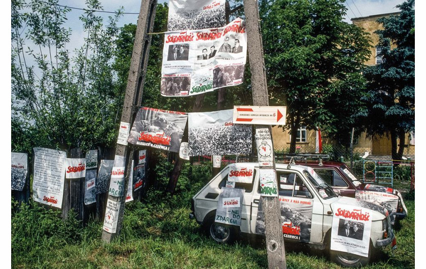 Podwarszawska wieś, dzień wyborów 4 czerwca 1989 r. Plakatami Komitetu Obywatelskiego 'Solidarności' oklejone są słup, parkany i fiaty 126p nazywane maluchami