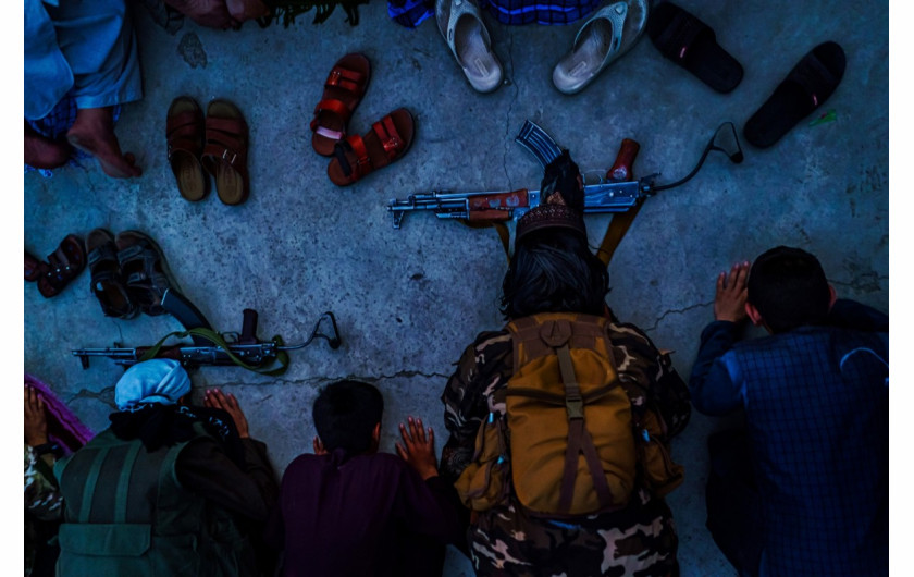 fot. Marcus Yam / LA Times, Bojownicy talibów modlą się obok młodych Afgańczyków przed lokalnym meczetem podczas wieczornej modlitwy w Kabulu w Afganistanie 26 sierpnia 2021 r. / Pulitzer Prize 2021 for Breaking News Photography