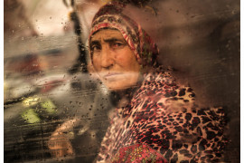 Wei Tan (SONZON PHOTO), I miejsce w kategorii "Portrait Series" | Przemoc w konfliktach zbrojnych w Kaszmirze doprowadziła do powstania kategorii kobiet znanych jako "pół-wdowy". Są to kobiety, których mężowie "zniknęli" podczas trwającego od dziesięcioleci konfliktu lub którzy zaginęli i często są uznawani za zmarłych. pół-wdowy żyją w stanie zawieszenia, oscylując pomiędzy żalem i nadzieją.