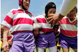 fot. Kim Kyung-Hoon / Reuters, z cyklu "Japan’s Veteran Rugby Players", 3. miejsce w kategorii Sports<br></br><br></br>Klub rugby „Fuwaku” w Tokio, został założony w 1948r. i jest jednym z wielu (150) japońskich klubów, które organizują rozgrywki dla graczy powyżej 40 roku życia. Według ONZ Japonia jest krajem o najstarszej populacji na świecie - 28% populacji w wieku 65 lat lub więcej. Według raportu „The Japan Times” seniorzy są szczególnie narażeni na samotność, a aż 15% starszych mężczyzn żyjących samotnie odbywa mniej niż jedną rozmowę w ciągu dwóch tygodni. Rugby nie tylko utrzymuje aktywność graczy, ale oferuje im namiastkę życia towarzyskiego.