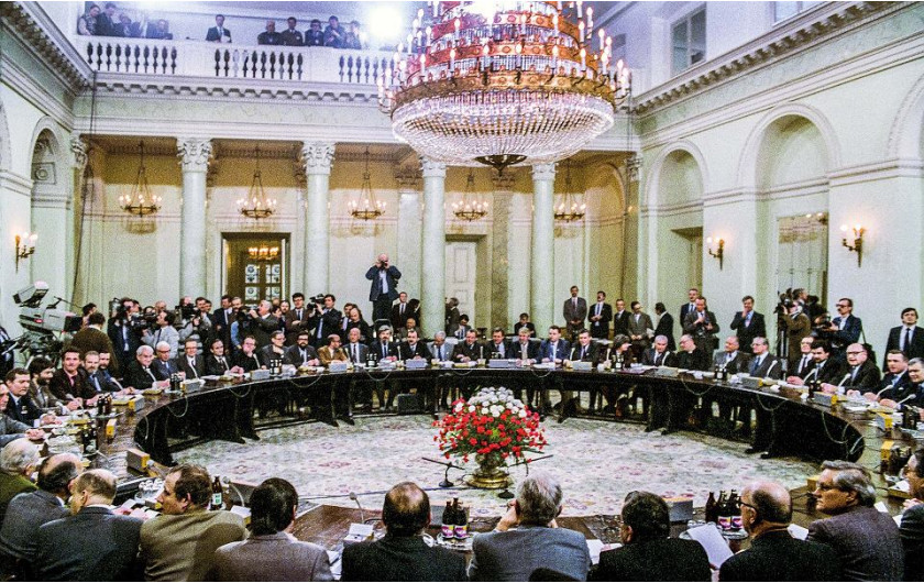 Warszawa, 6 lutego 1989 r. Sala Kolumnowa w gmachu Urzędu Rady Ministrów (dzisiejszego Pałacu Prezydenckiego). Pierwszy dzień obrad Okrągłego Stołu
