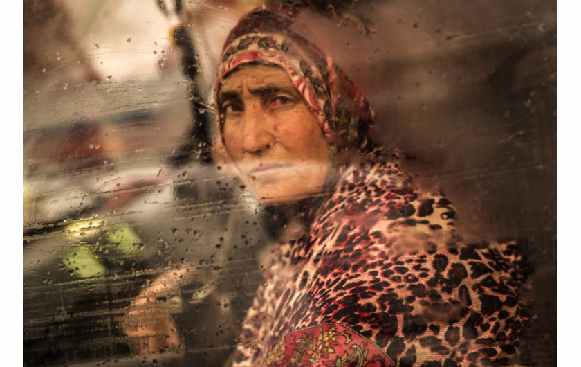 Wei Tan (SONZON PHOTO), I miejsce w kategorii Portrait Series | Przemoc w konfliktach zbrojnych w Kaszmirze doprowadziła do powstania kategorii kobiet znanych jako pół-wdowy. Są to kobiety, których mężowie zniknęli podczas trwającego od dziesięcioleci konfliktu lub którzy zaginęli i często są uznawani za zmarłych. pół-wdowy żyją w stanie zawieszenia, oscylując pomiędzy żalem i nadzieją.