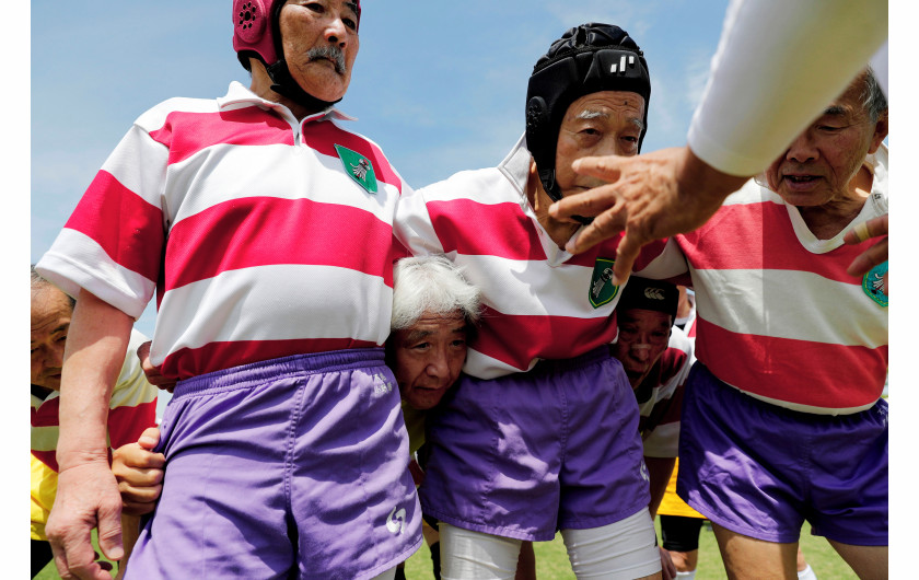 fot. Kim Kyung-Hoon / Reuters, z cyklu Japan’s Veteran Rugby Players, 3. miejsce w kategorii SportsKlub rugby „Fuwaku” w Tokio, został założony w 1948r. i jest jednym z wielu (150) japońskich klubów, które organizują rozgrywki dla graczy powyżej 40 roku życia. Według ONZ Japonia jest krajem o najstarszej populacji na świecie - 28% populacji w wieku 65 lat lub więcej. Według raportu „The Japan Times” seniorzy są szczególnie narażeni na samotność, a aż 15% starszych mężczyzn żyjących samotnie odbywa mniej niż jedną rozmowę w ciągu dwóch tygodni. Rugby nie tylko utrzymuje aktywność graczy, ale oferuje im namiastkę życia towarzyskiego.
